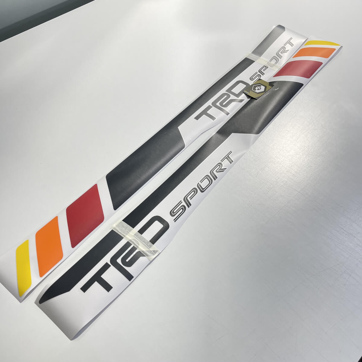 TRD ପୁରାତନ ସ୍ପୋର୍ଟ ସାଇଡ୍ ଭିନ୍ୟଲ୍ ଷ୍ଟିକର୍ ଡେକାଲ୍ Tacoma 2013-2024 କୁ ସାଜିବା କିମ୍ବା Tundra 2016-2024 କୁ ସାଜିବା ଯେଉଁଠାରେ ମିଳିବ।
