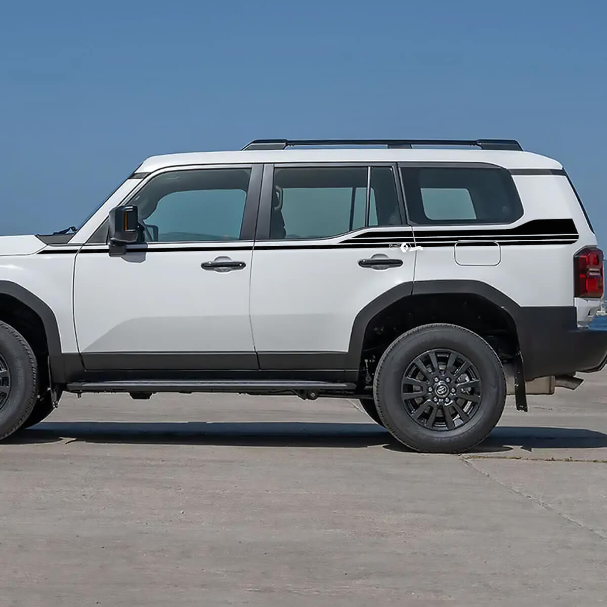 Toyota Land Cruiser ទំនើបកណ្តាលផ្នែកលើជើងដីរបស់យើងបង្ហាញដោយរូបភាព
